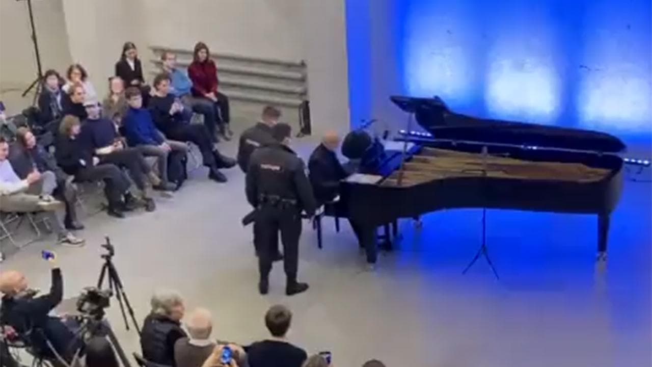 Mosca, la polizia fa irruzione e interrompe il concerto contro la guerra del pianista Aleksej Ljubimov