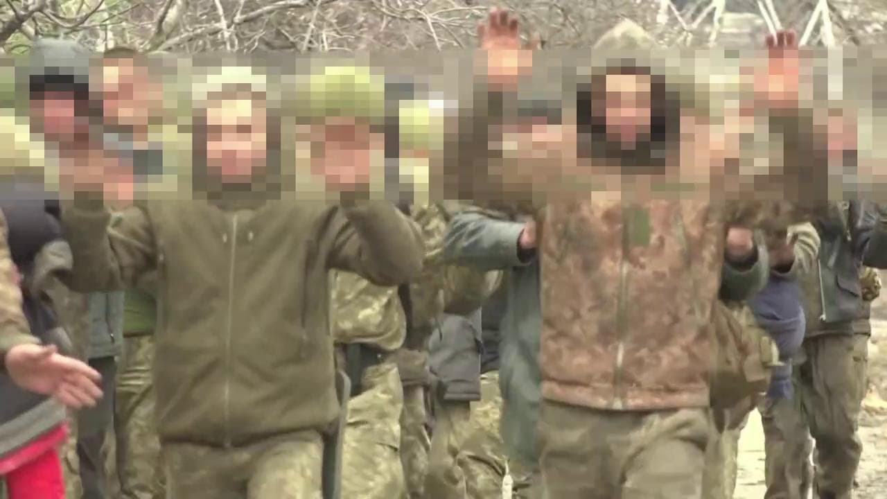 Mariupol, soldati ucraini si arrendono alle truppe di Mosca: le immagini della tv di stato Russa