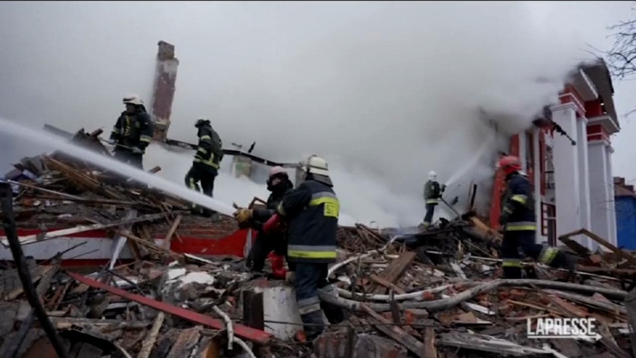 Ancora bombe su Kharkiv, colpita anche una scuola