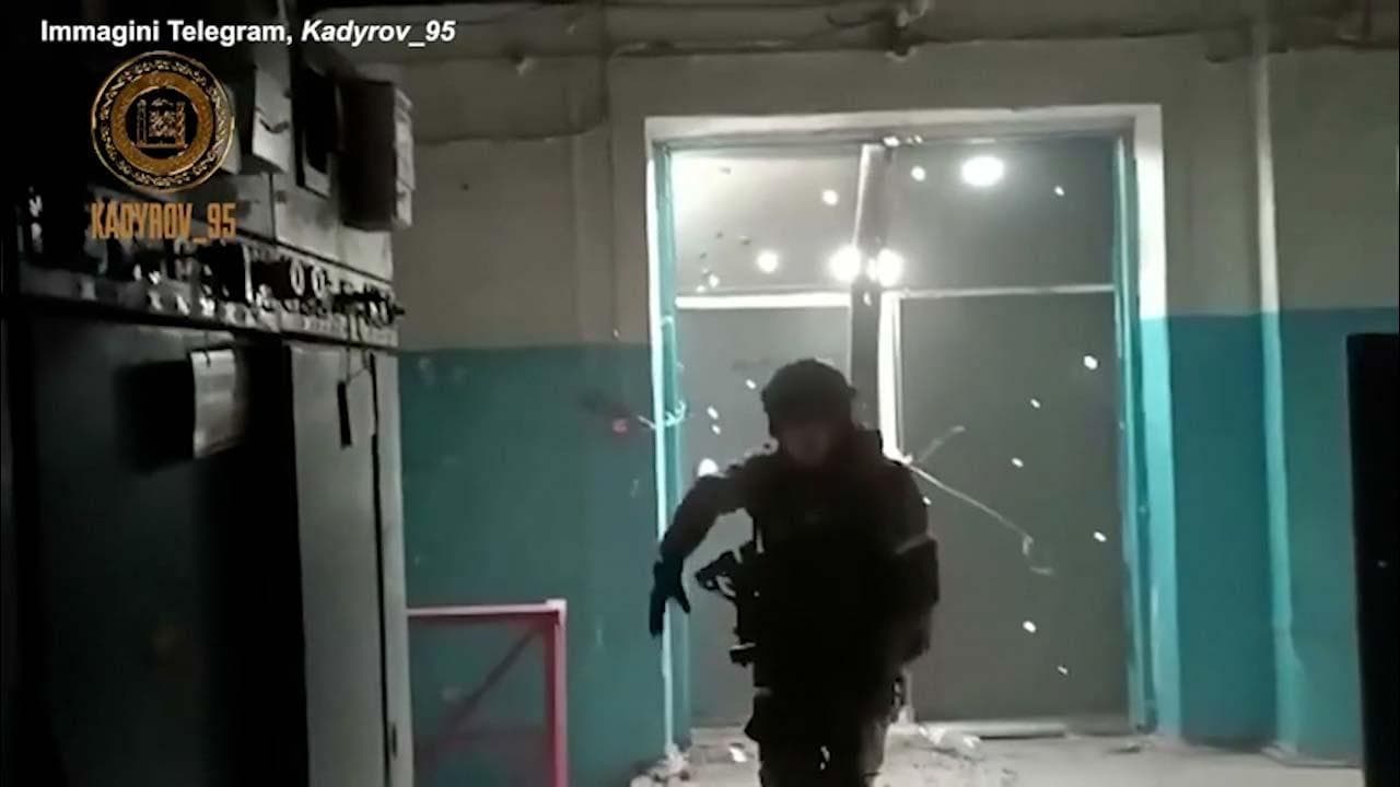 Mariupol, continuano i combattimenti: i ceceni entrano nei seminterrati lanciando bombe e sparando