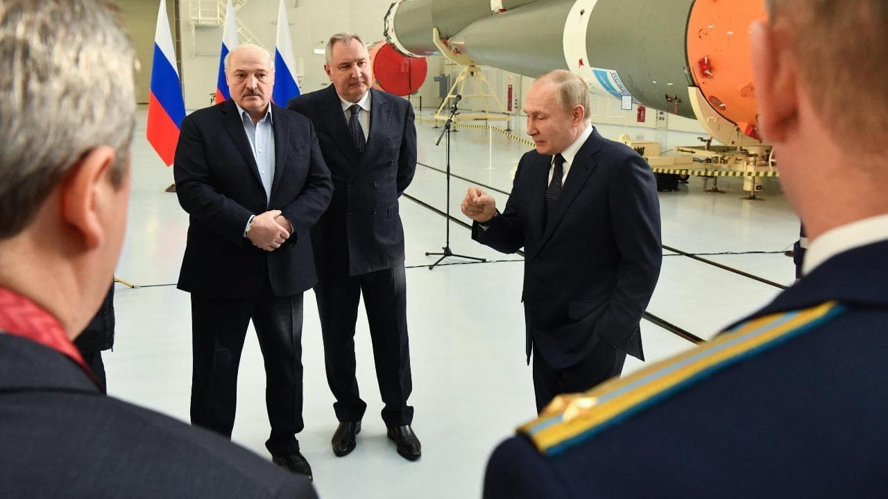 Putin incontra Lukashenko e giustifica la guerra: "Scontro era inevitabile: in Ucraina il neonazismo è radicato"