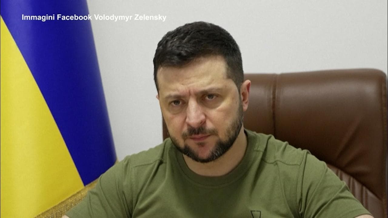 Zelensky: "A Mariupol decine di migliaia di morti, vogliono fare della città un esempio di distruzione"