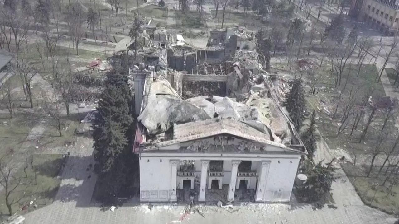 Mariupol, ecco cosa rimane del teatro bombardato dai russi: le immagini dal drone