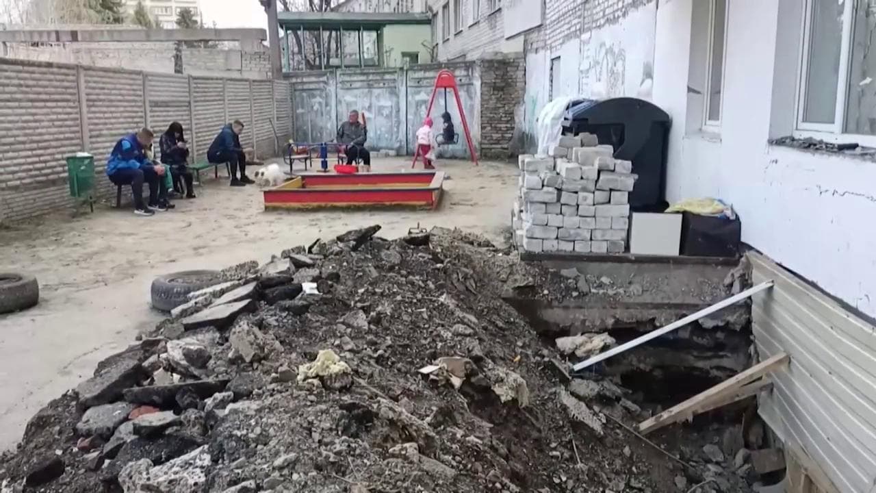 Kharkiv, i bambini giocano fra le macerie degli edifici distrutti dagli attacchi aerei russi
