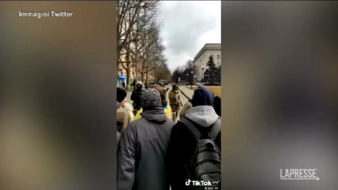 Ucraina, Kherson: i soldati di Mosca sparano per fermare il corteo che li vuole cacciare