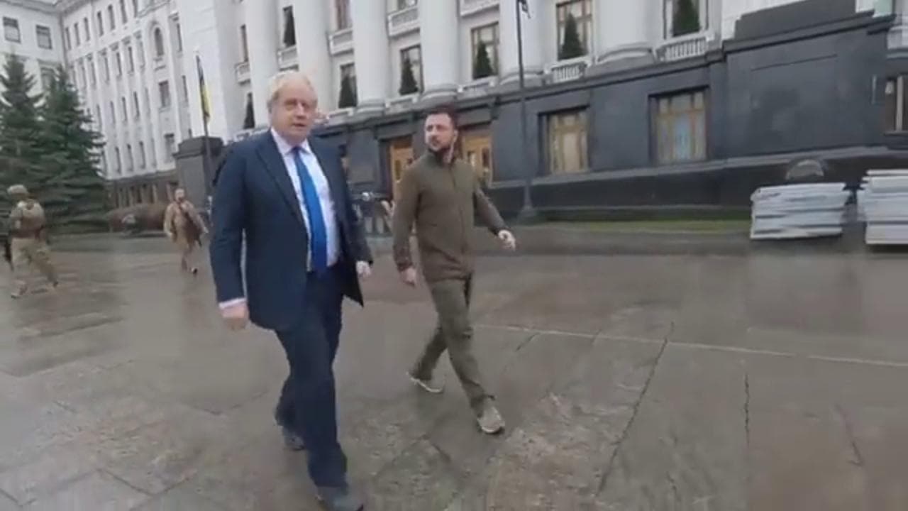 Kiev, la passeggiata di Zelensky e Boris Johnson