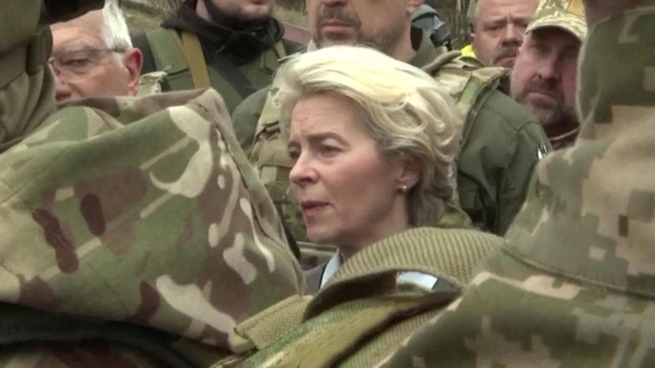 Ursula von der Leyen in visita a Kiev: "Ucraini, siamo con voi"