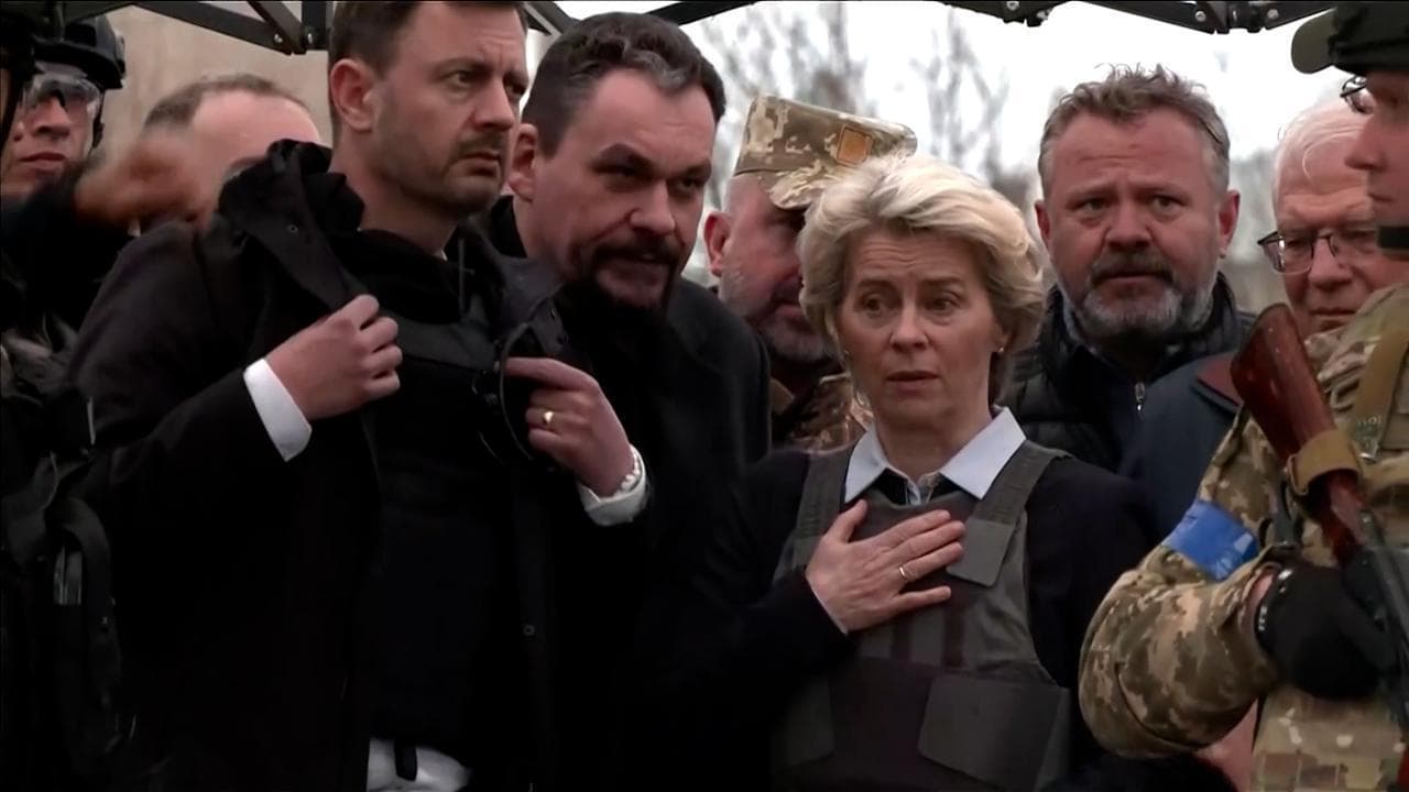 Ursula von der Leyen a Bucha: "Qui distrutta l'umanità"