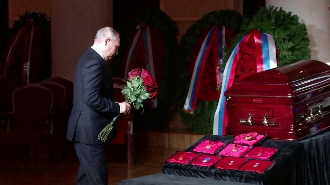 Putin depone un mazzo di rose sulla tomba del leader del partito liberaldemocratico Zirinovskij