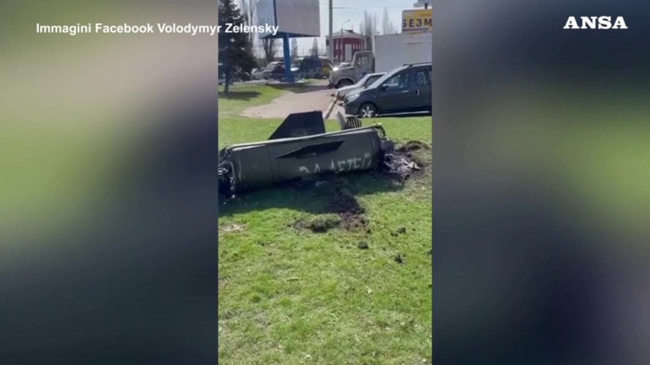 Sul missile che ha colpito Kramatorsk la scritta in russo "È per i bambini"
