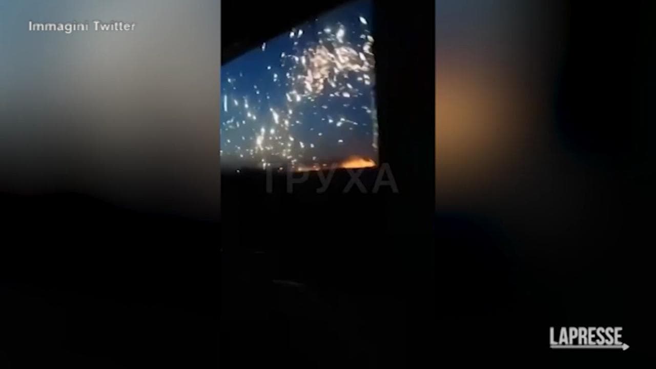 Raid russo nel Lugansk: le bombe alla termite illuminano a giorno il cielo notturno