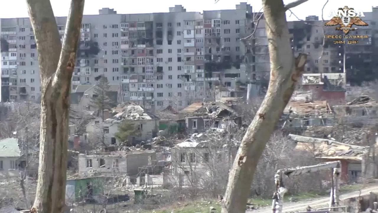 Macerie e palazzi sventrati: ecco com'è ridotta Mariupol dopo l'assedio russo