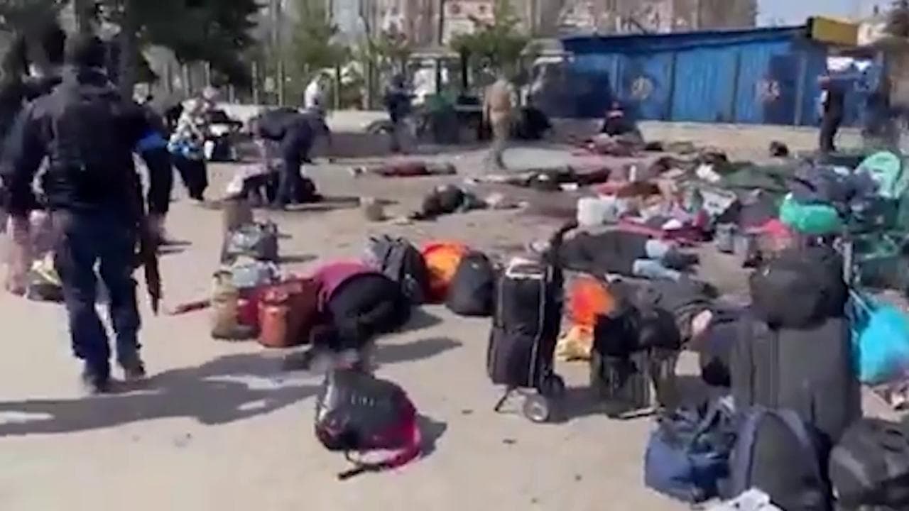 Bombardata la stazione di Kramatorsk (Donetsk): strage di civili in fuga