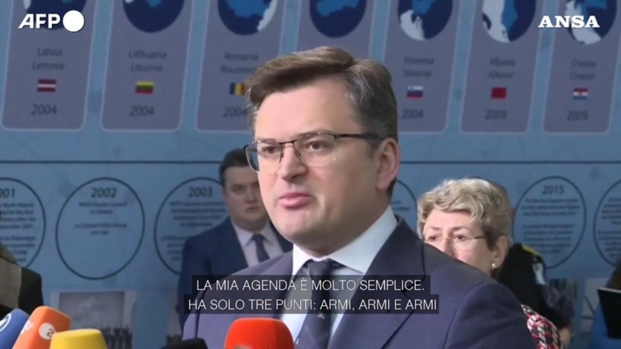 Ucraina, il ministro degli Esteri Kuleba alla Nato: "Ho tre richieste: armi, armi, armi"