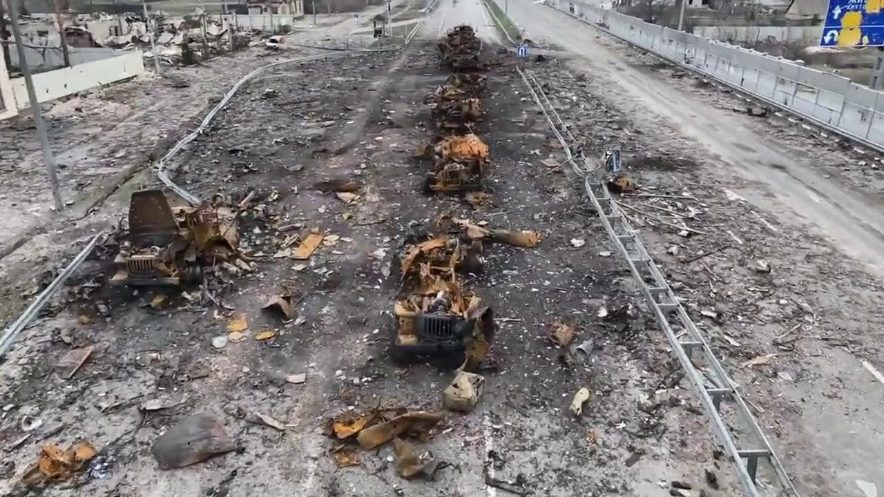 Colonna di mezzi russi centrata dal fuoco ucraino: le carcasse carbonizzate su un'autostrada di Kiev