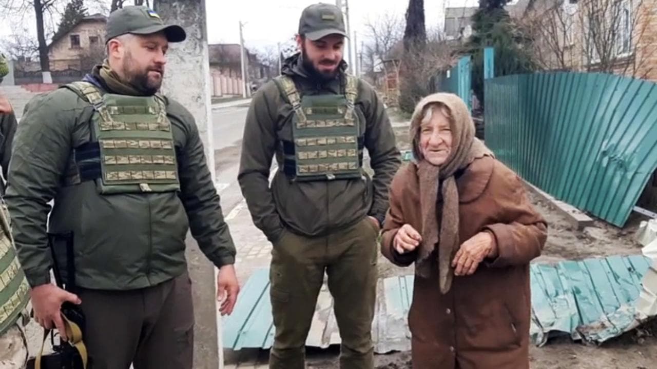 Hostomel, i militari ucraini portano viveri nella casa di un'anziana