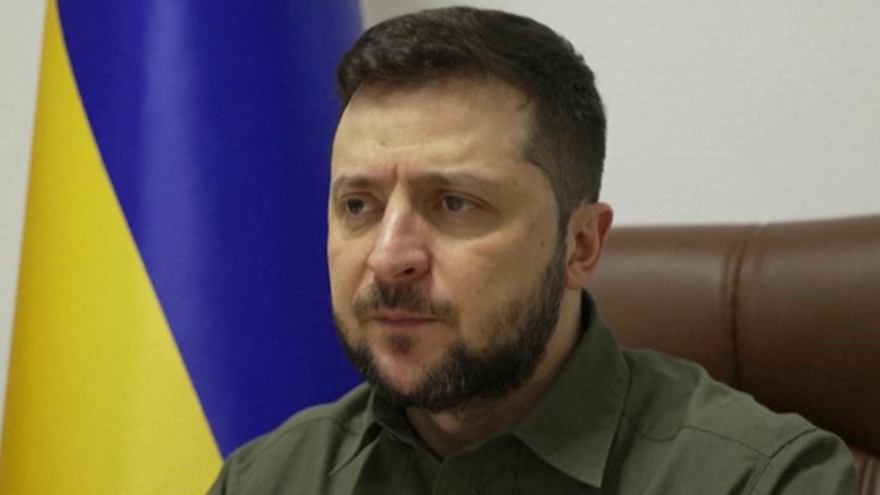 Zelensky: "Bene nuove sanzioni alla Russia ma non è ancora abbastanza"