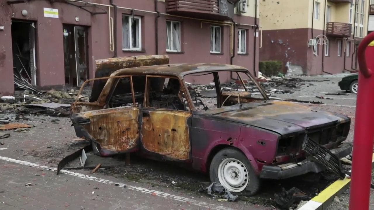 Irpin dopo la ritirata russa: una città fantasma, devastazioni ovunque e morti abbandonati in strada