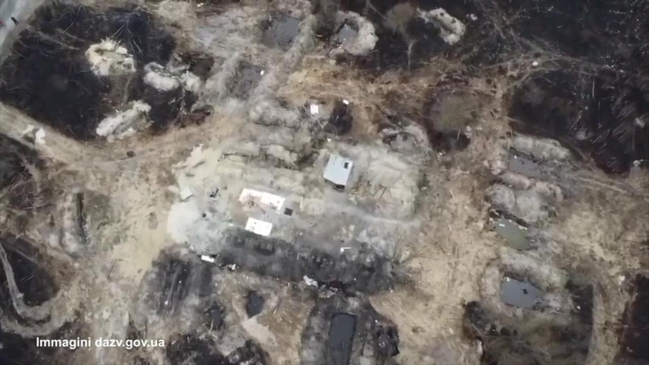 Così le truppe russe hanno scavato trincee nel bosco radioattivo di Chernobyl: le immagini dal drone