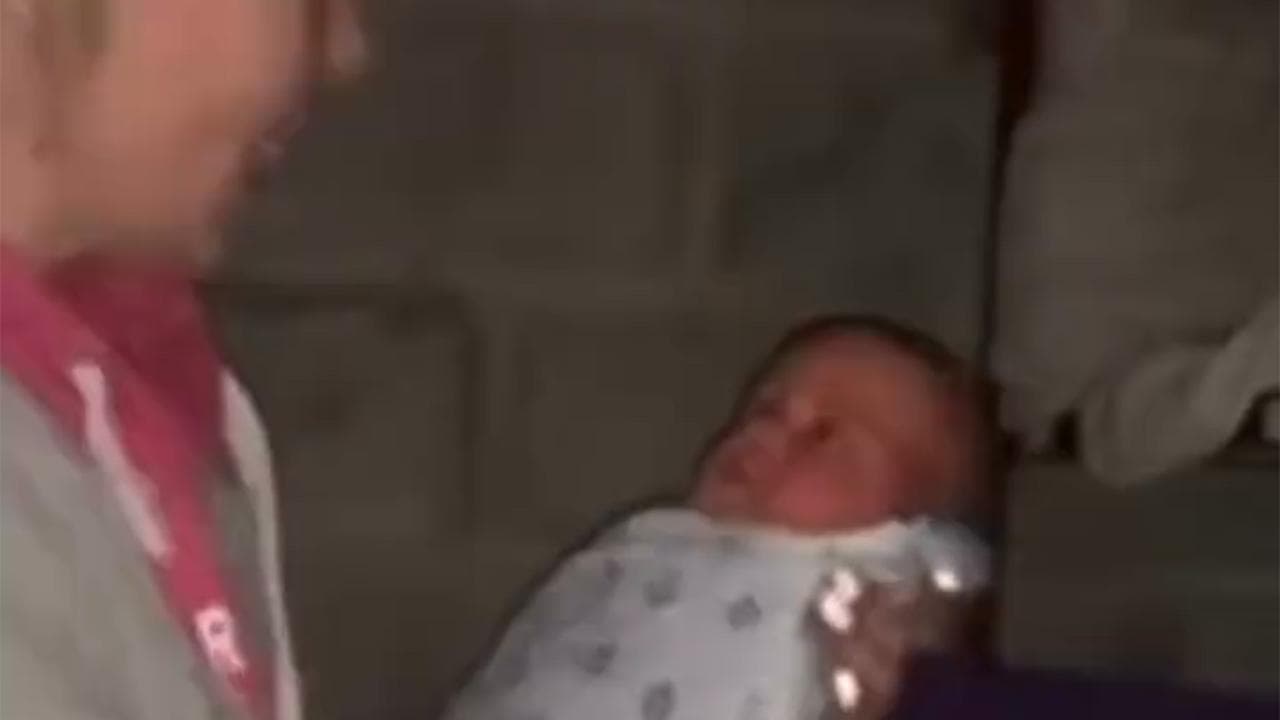 Nikita, il neonato scampato per pochi giorni alle bombe sull'ospedale di Mariupol