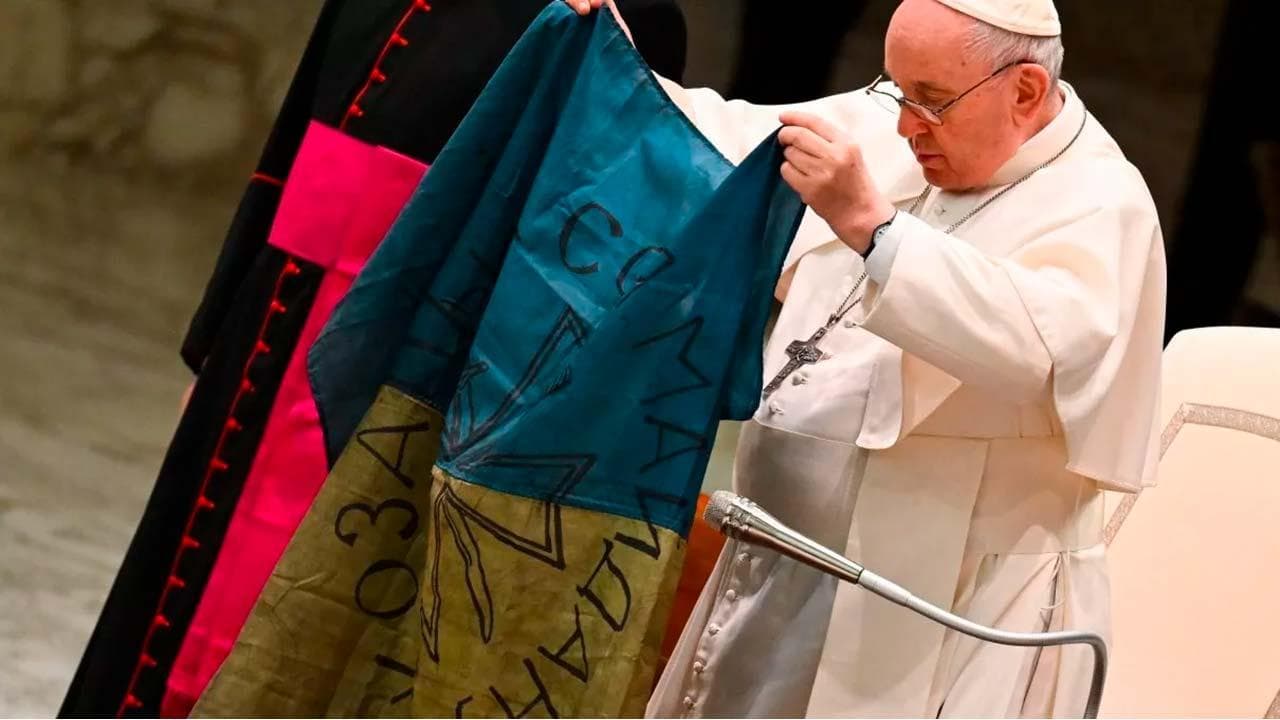 Papa Francesco mostra bandiera ucraina proveniente da Bucha
