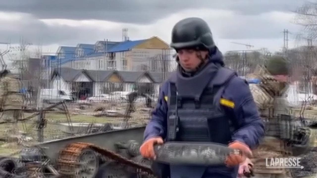 Gli artificieri di Bucha in azione: centinaia di ordigni disinnescati dopo la ritirata dei russi