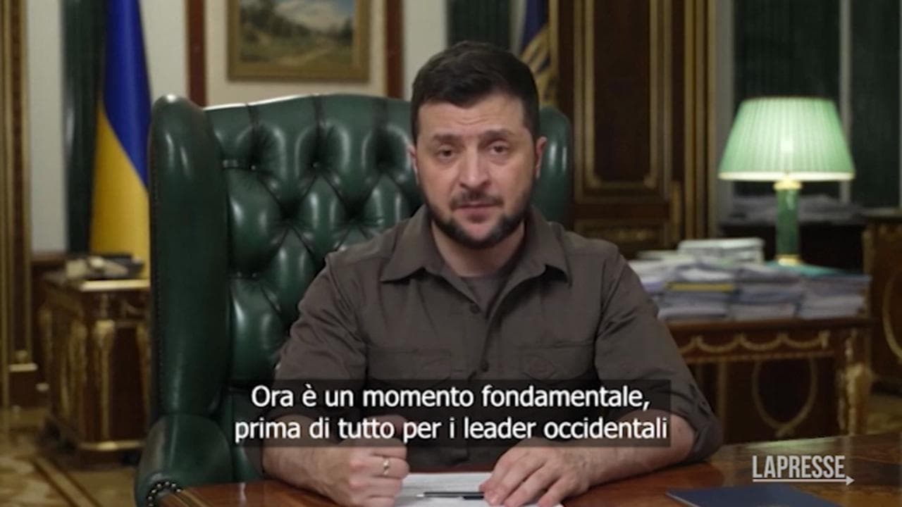 Zelensky: "Sanzioni alla Russia commisurate ai crimini di guerra"