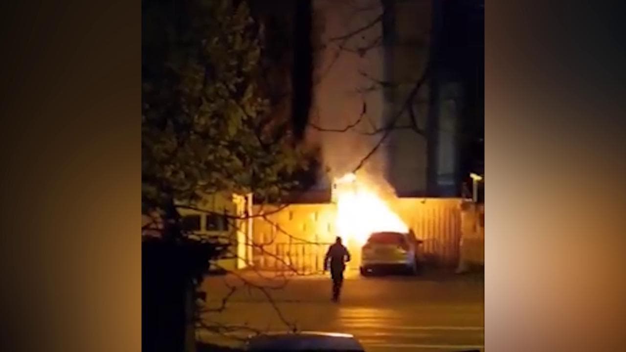 Le fiamme dell'auto contro cancelli ambasciata russa a Bucarest