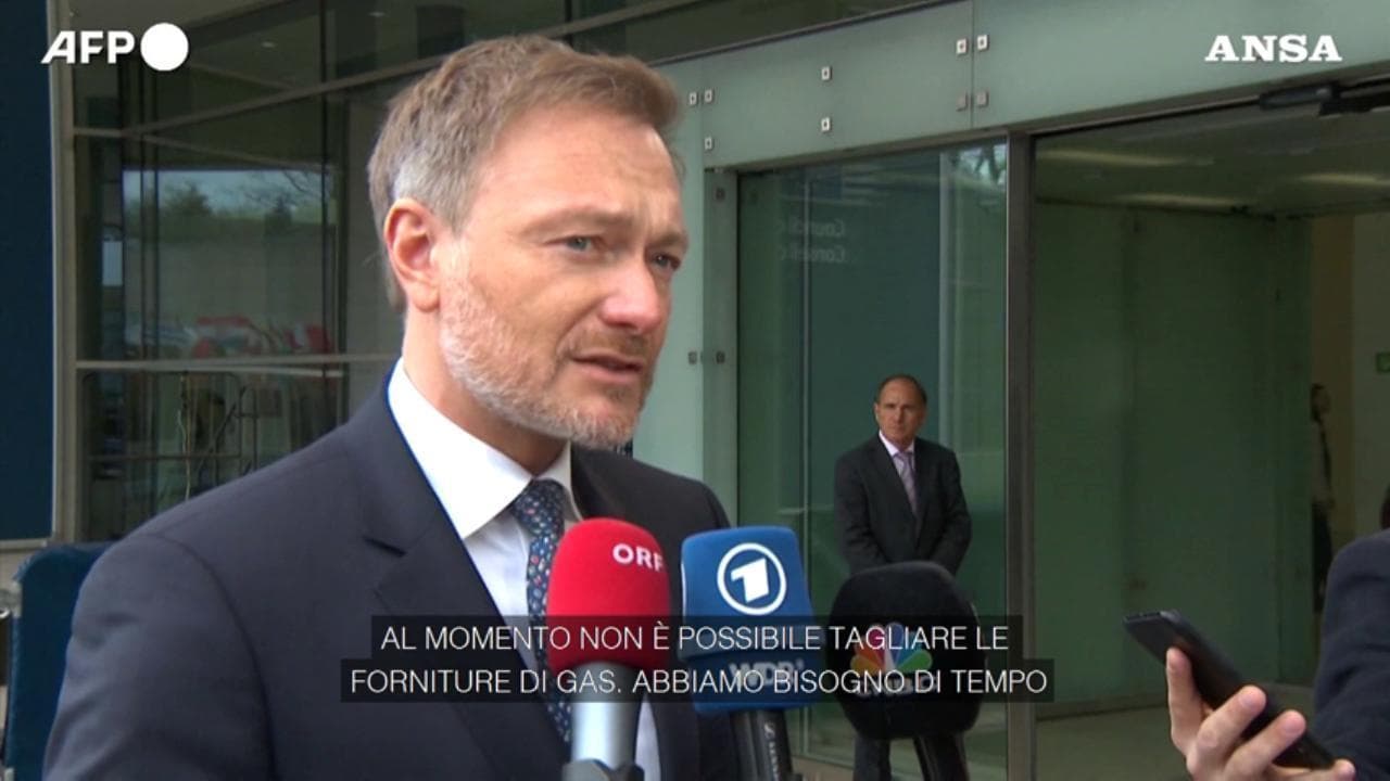 Gas, la Germania frena sull'embargo: "Impossibile per il momento interrompere l'import da Mosca"
