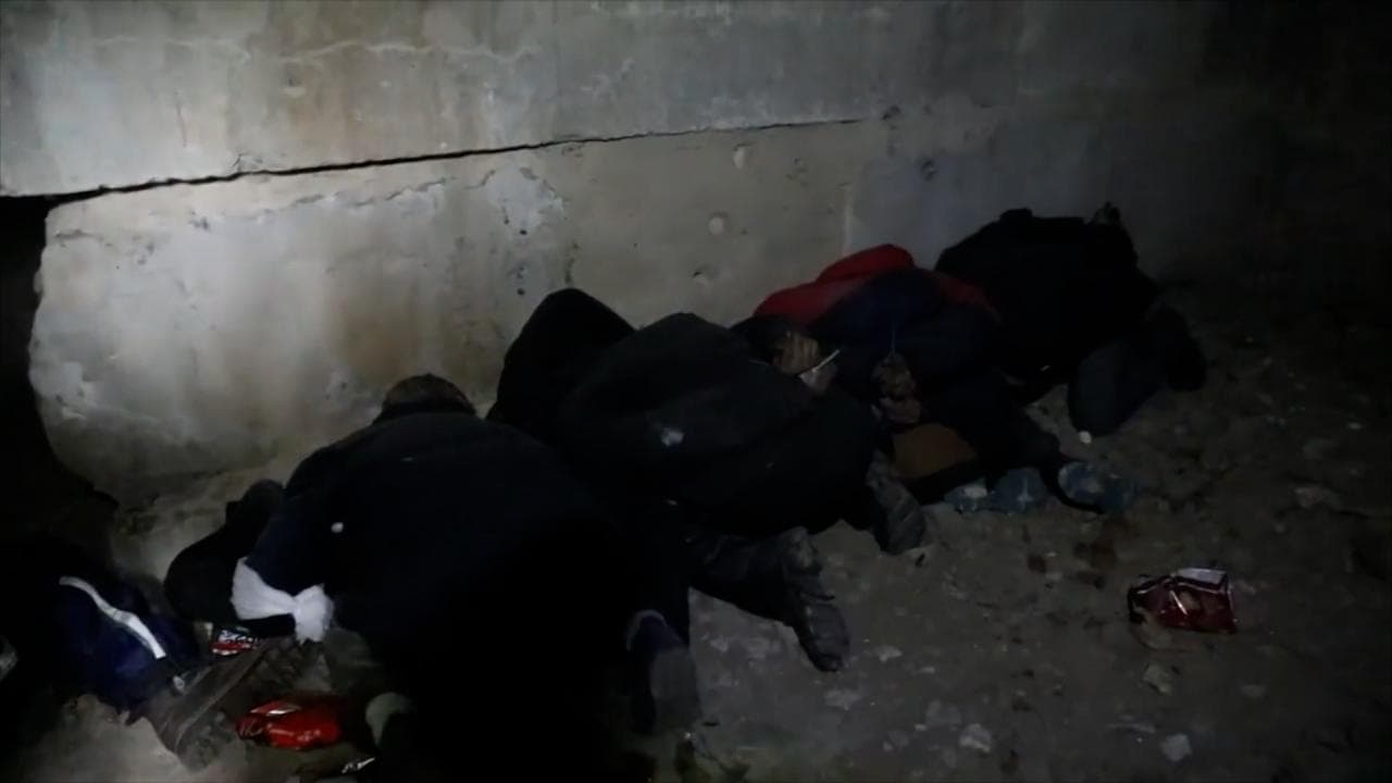 Bucha, l'esercito ucraino diffonde le immagini della "stanza delle torture"