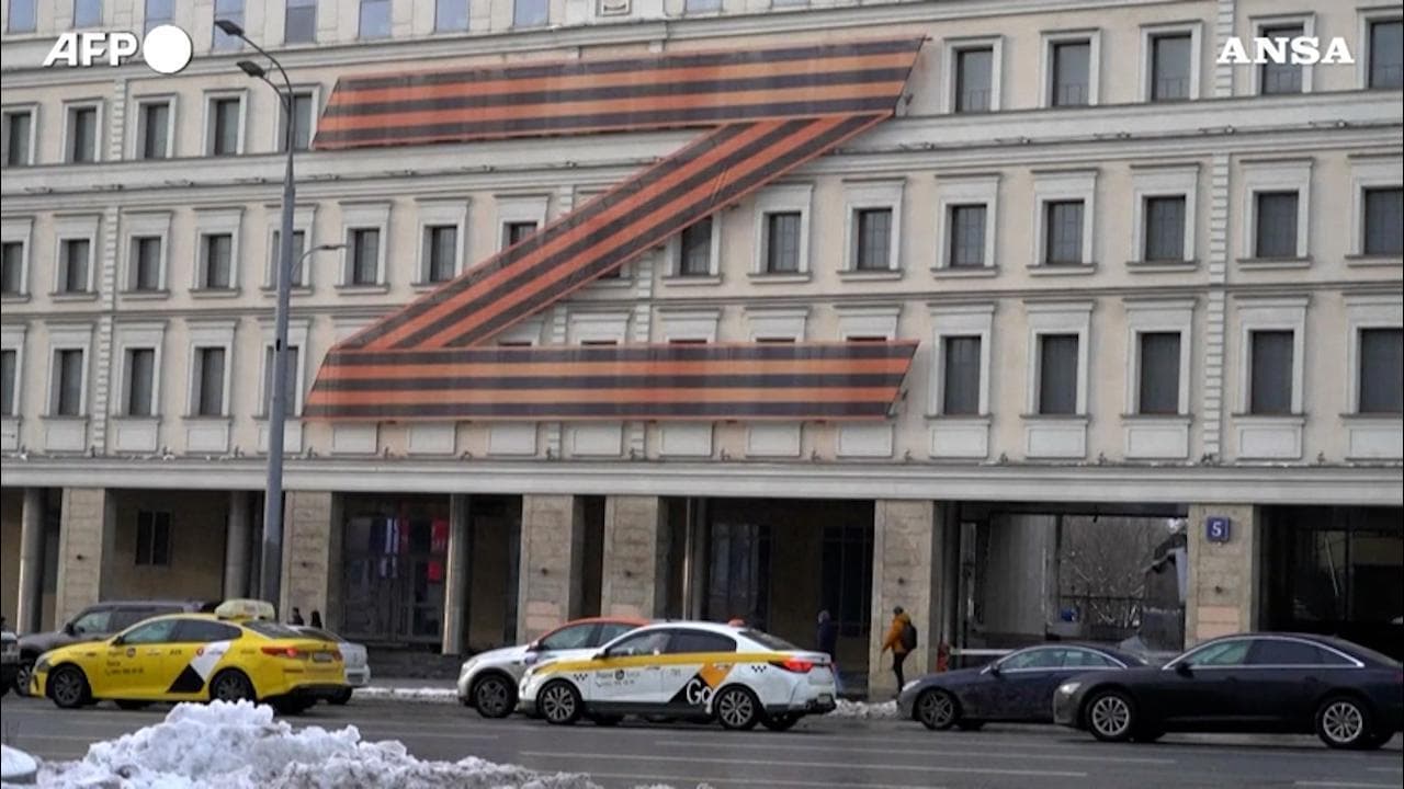 Mosca come in un film distopico: la 'Z' sui palazzi del centro per sostenere la guerra