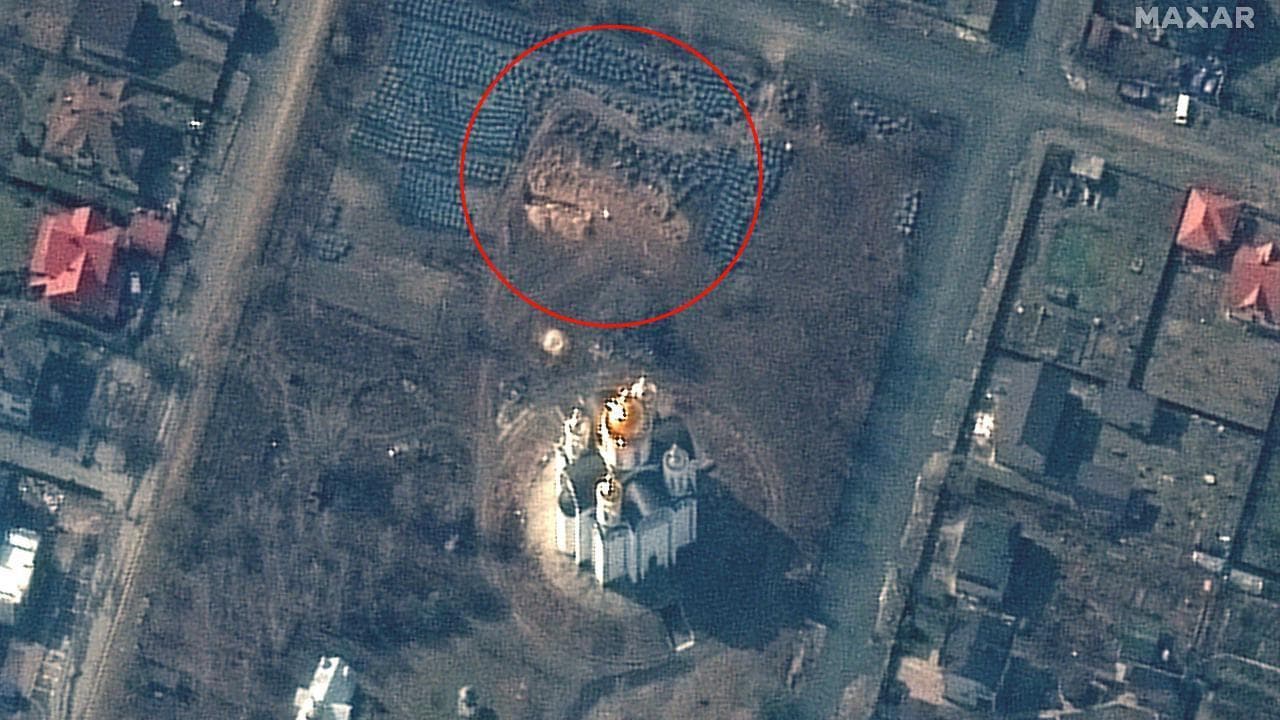 Bucha, la strage dei civili sepolti nelle fosse comuni: le immagini satellitari