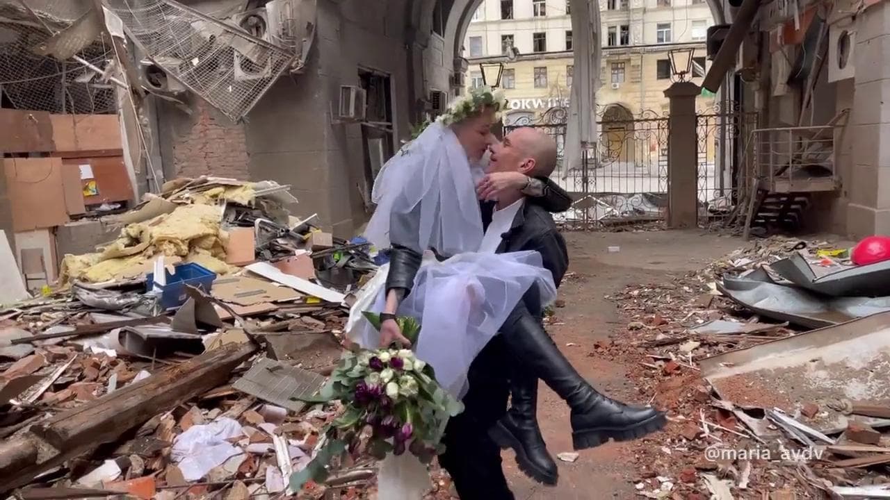Ucraina, a Kharkiv il matrimonio si celebra tra le macerie