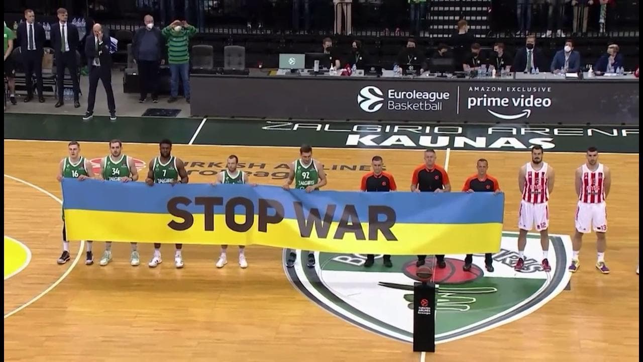 Basket, la Stella Rossa non vuole tenere lo striscione contro la guerra: il pubblico fischia