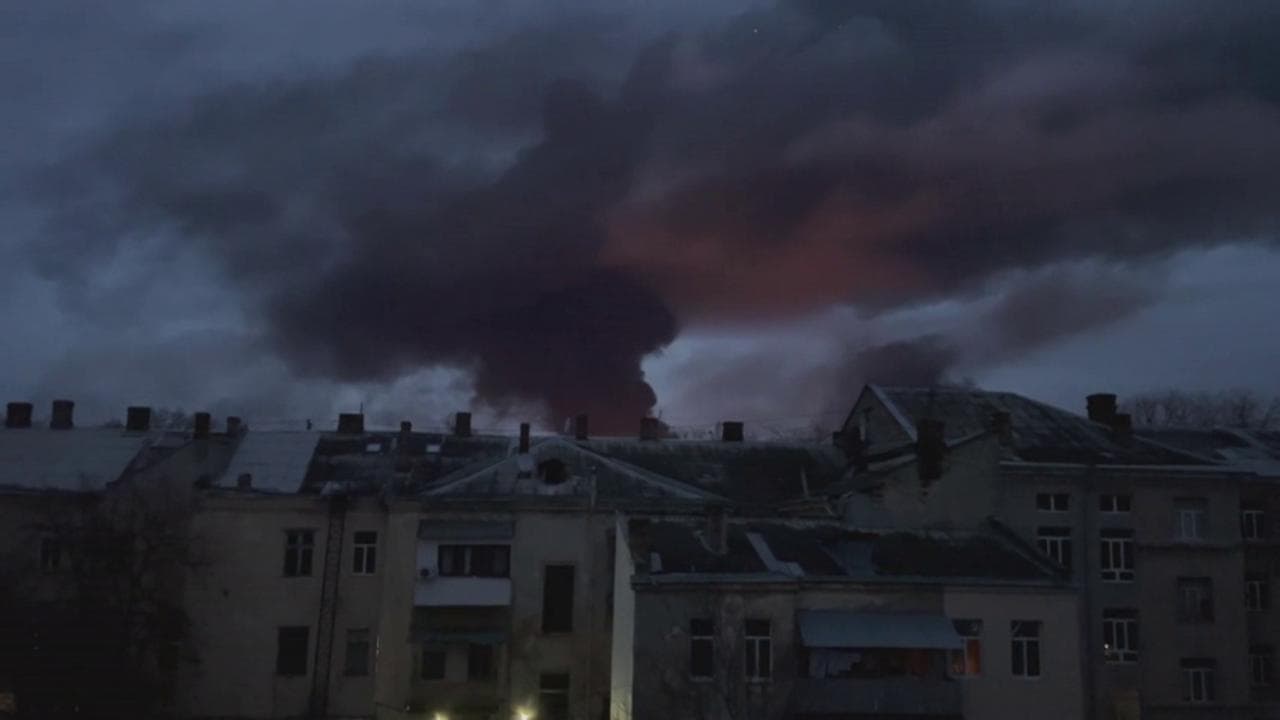 Odessa sotto attacco, l'enorme colonna di fumo nero dopo le esplosioni