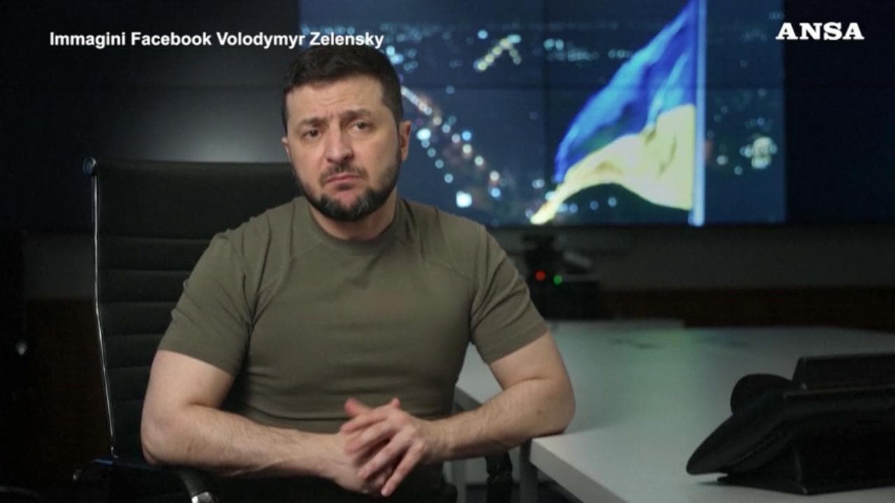 Zelensky: "Oltre 3 mila persone evacuate da Mariupol. I russi preparano nuovi attacchi ad Est"