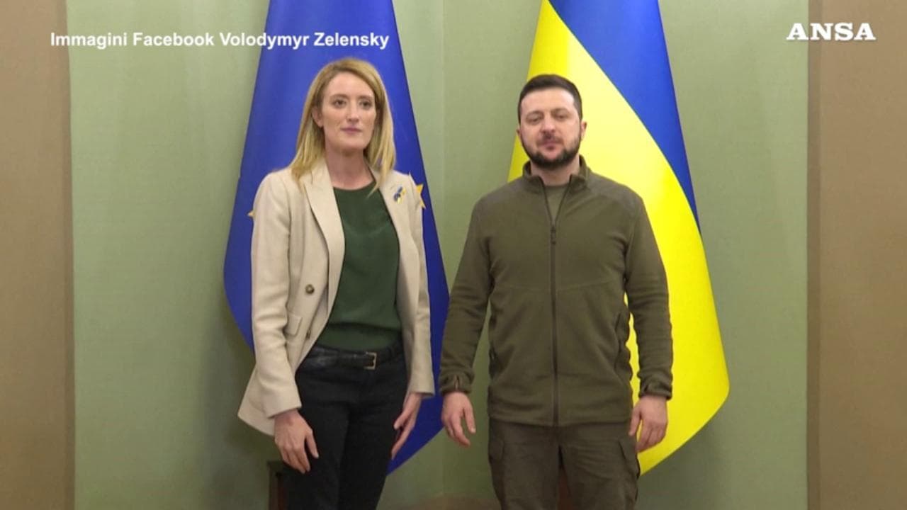 Zelensky incontra Metsola a Kiev: "È stato un gesto eroico venire qui"