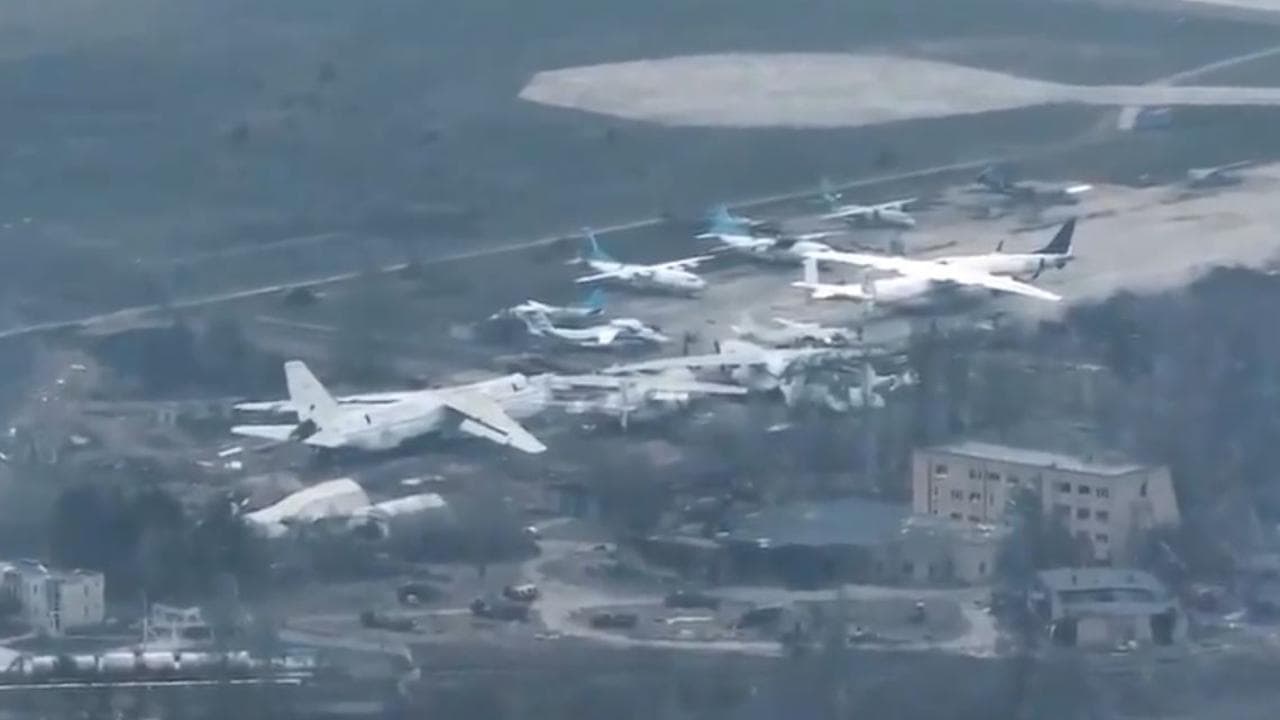 L'Antonov, l'aereo più grande del mondo, distrutto dai russi nell' aeroporto di Gostomel devastato