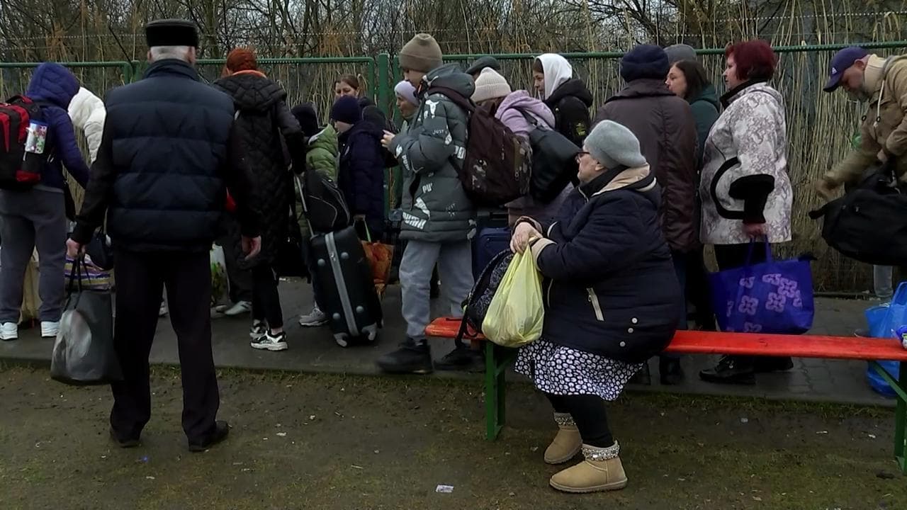 Ucraina, le storie di chi fugge in lacrime: "Per giorni sotto le bombe, ora abbiamo perso tutto"