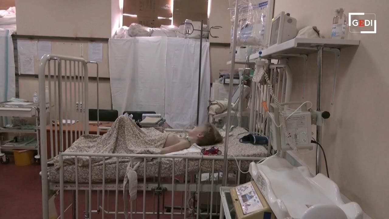 Bambino ferito all'ospedale di Zaporizhzhia chiede di suo padre dopo essere stato evacuato da Mariupol
