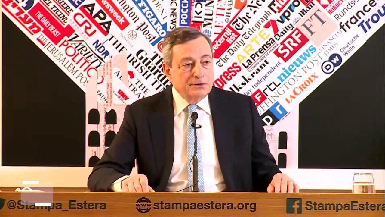 Draghi: "Stiamo finanziando la guerra, per questo serve un tetto al prezzo del gas"