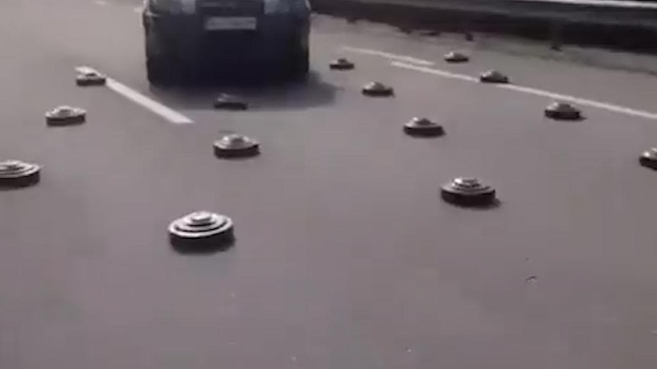 Le mine terrestri russe non bloccano gli automobilisti: ecco come le aggirano