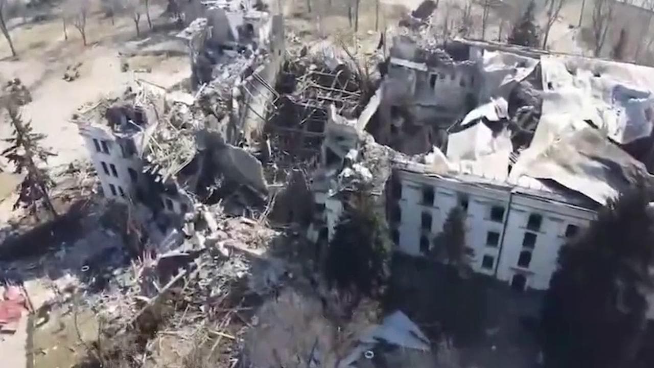 La devastazione di Mariupol vista dall'alto: le immagini riprese dal drone