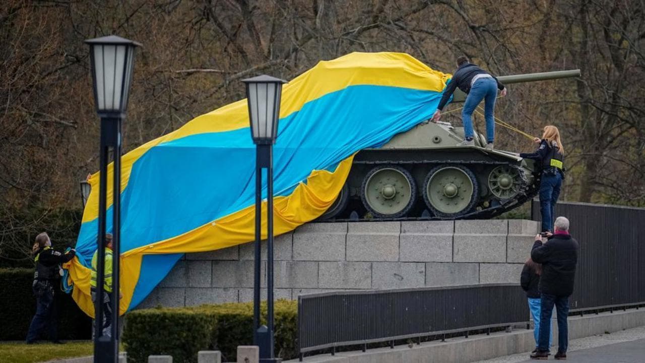 La protesta simbolica: i tank russi del memoriale delle truppe sovietiche a Berlino avvolti dalle bandiere ucraine