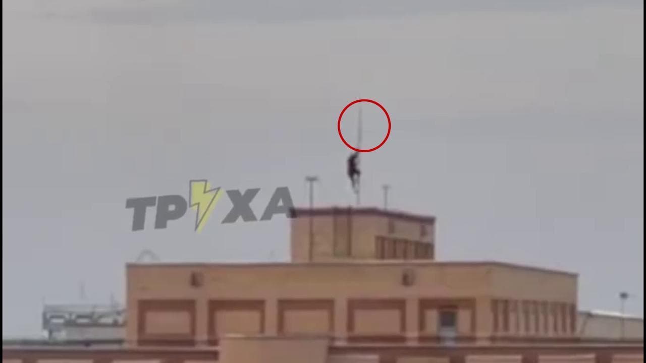 Balaklija: si arrampica sul municipio per strappare la bandiera russa
