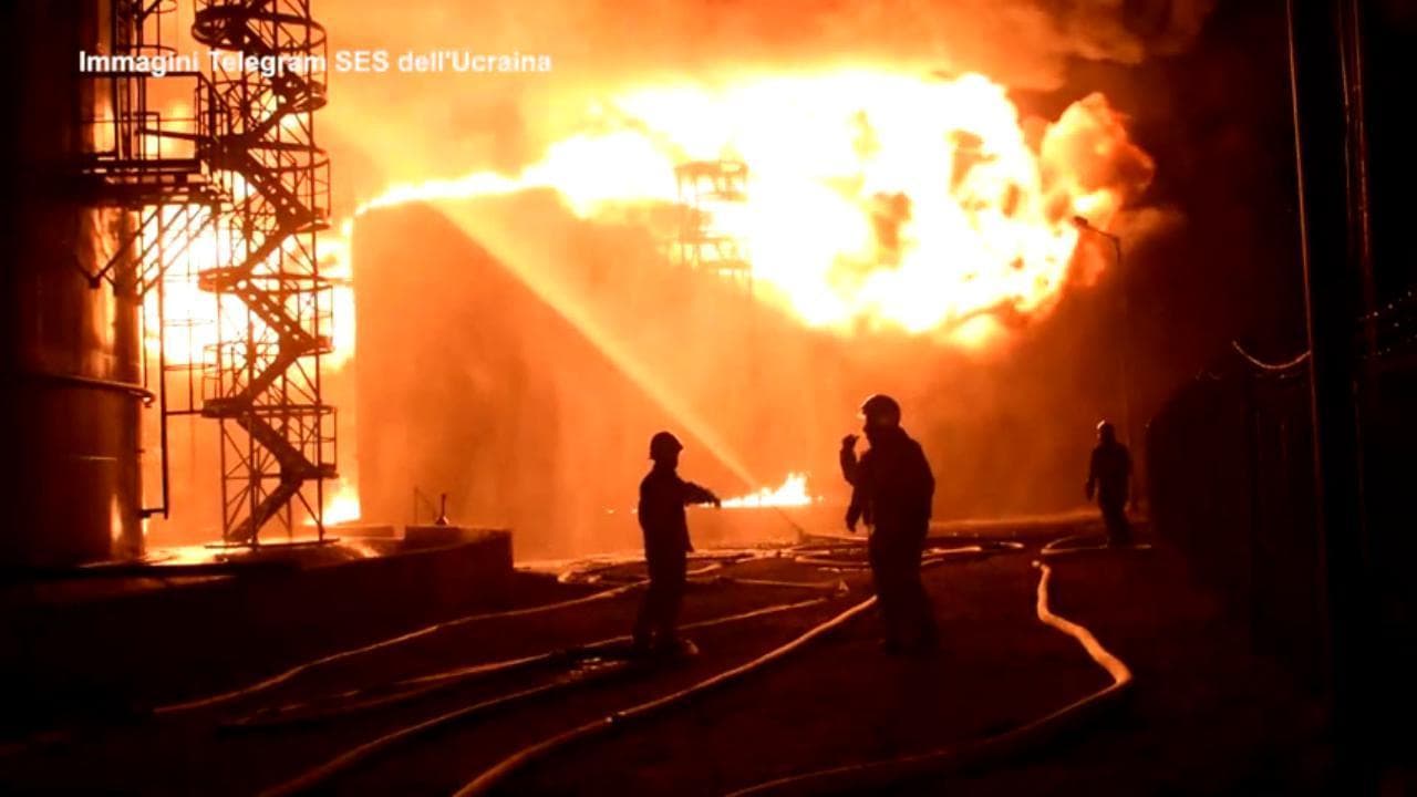 Spento l'incendio al deposito petrolifero di Rivne: le fiamme divampate dopo un bombardamento russo