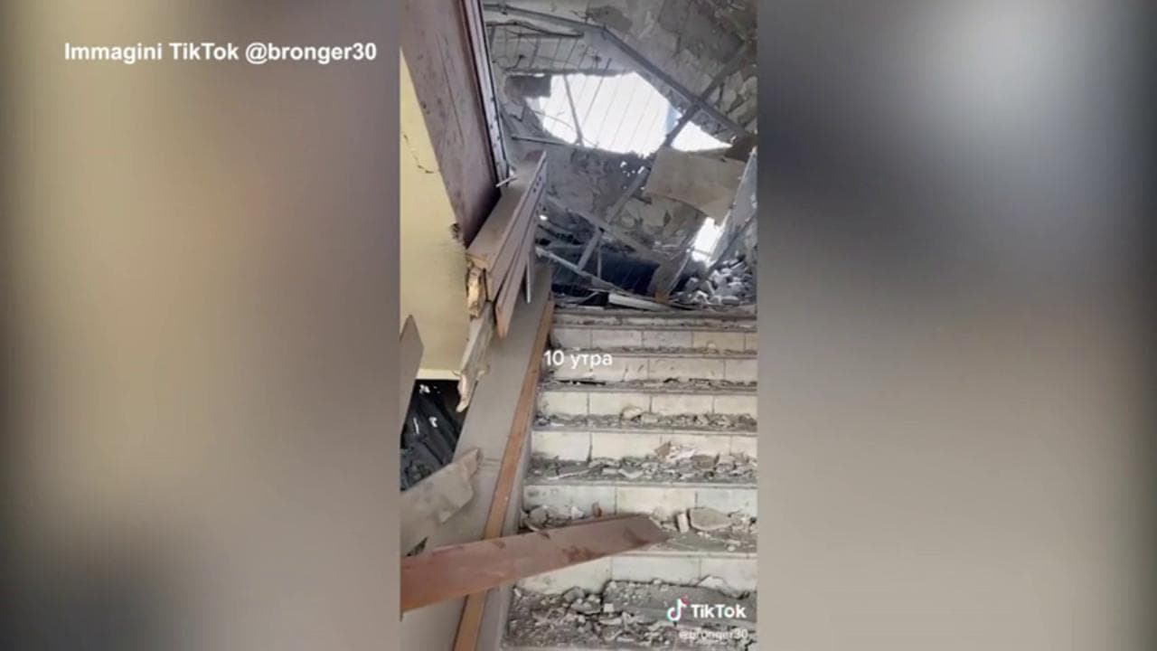 Mykolaiv, dentro il palazzo della Regione dopo il bombardamento: macerie e detriti ovunque