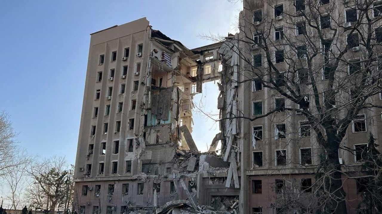 Mykolaiv, missili sul palazzo della Regione: l'edificio squarciato dopo l'attacco