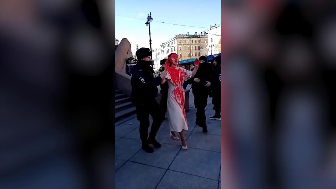Russia. "Il mio cuore sanguina": la performance contro la guerra viene interrotta