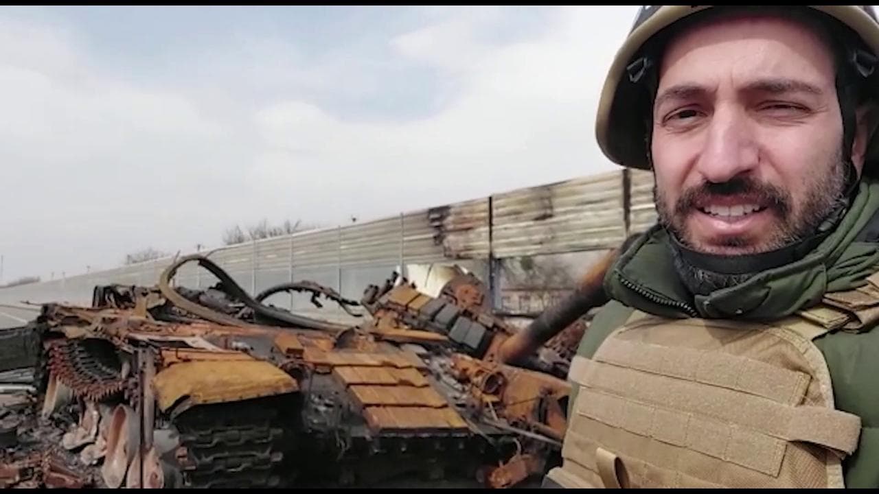 Viaggio sull'autostrada della morte, tra Kiev e Zhytomyr: tank e mezzi russi distrutti